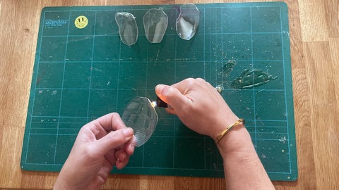 Die Blütenränder mit dem Feuerzeug einschmelzen.