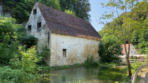 Wandern auf der Schwäbischen Alb: Ein altes Gebäude bei der Wimsener Höhle und der Wimsener Mühle.