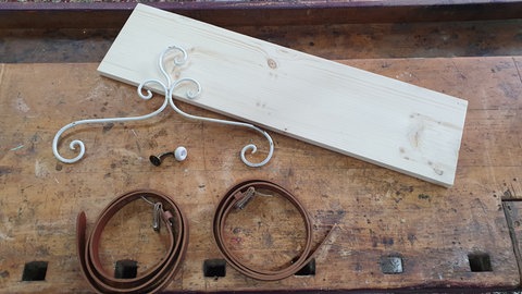 Regal aus alten Kleiderbügeln