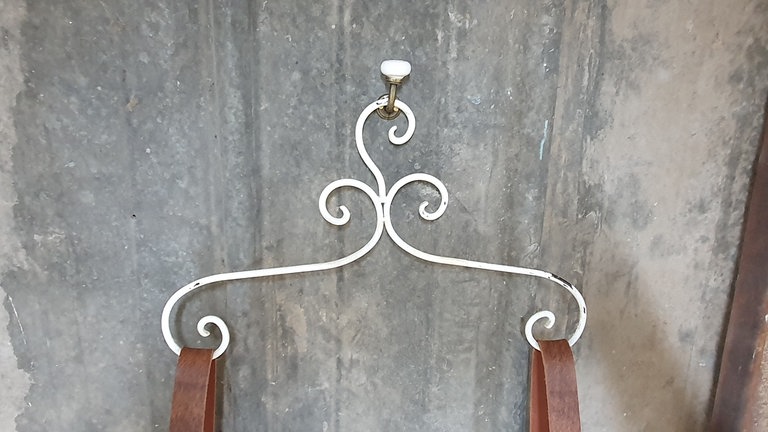 Den Haken an der Wand befestigen. Den Kleiderbügel anhängen und die Gürtel jeweils links und rechts einhängen.