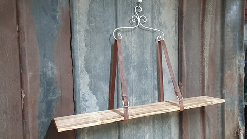 Zum Schluss das Brett in die Gürtelschlaufen einlegen. Fertig!