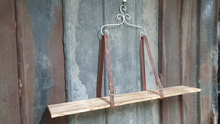 Zum Schluss das Brett in die Gürtelschlaufen einlegen. Fertig!