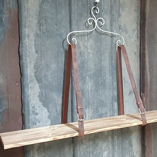 Zum Schluss das Brett in die Gürtelschlaufen einlegen. Fertig!