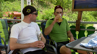 Radfahrer rastet im Wanderheim Stockmatt