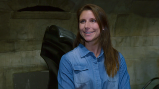 Ann-Katrin Mack in Geisterschloss lächelt