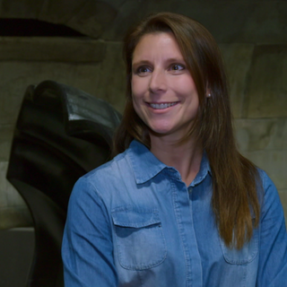 Ann-Katrin Mack in Geisterschloss lächelt