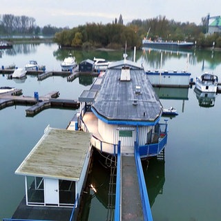 Das Schiff 'Vater Rhein' ist das Vereinsheim für den Motorbootclub Karlsruhe und ein schwimmendes Restaurant.