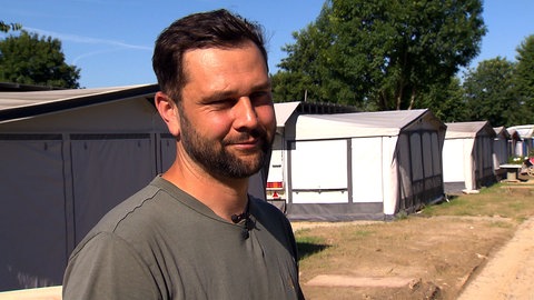 Claudius Wirt steht auf seinem Campingplatz in Markdorf am Bodensee. Der Platz wurde beim Unwetter überschwemmt.