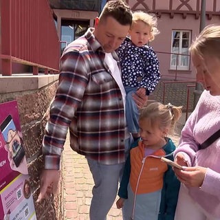 Eine Familie macht einen Ausflug un der Barockstadt Ettenheim