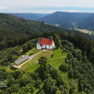 Ausblick auf den Schwarzwald und eine Kirche auf einem Hügel