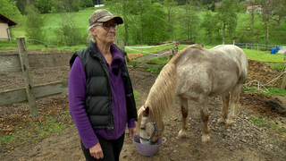 Hüttenwirtin Silke bei ihren Pferden