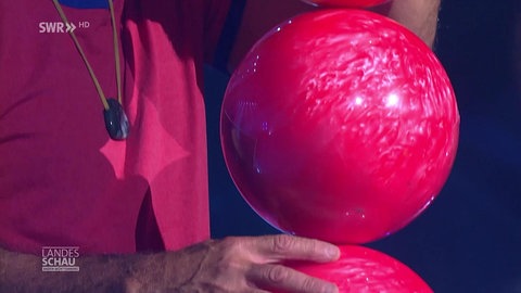 Bowlingkugeln werden bei dem Weltrekordversuch aufeinandergestapelt