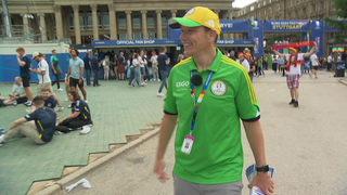Freiwillige Helfer auf dem fanfest am Stuttgarter Schloßplatz.