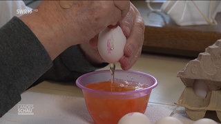 Der Dapfener Eiermarkt: Eier ausblasen im Akkord