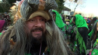 Fastnachtsumzug in Remseck. Organisator René Weller trägt ein Faschingskostüm.