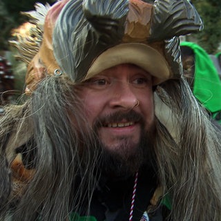 Fastnachtsumzug in Remseck. Organisator René Weller trägt ein Faschingskostüm.