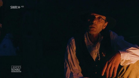 Ein als Cowboy verkleideter Mann