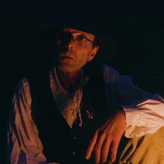 Ein als Cowboy verkleideter Mann