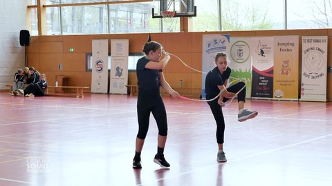 Mädchen hüpfen Seil