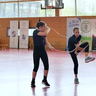 Mädchen hüpfen Seil