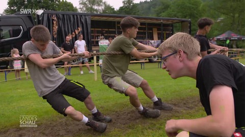 Jungen beim Tauziehen