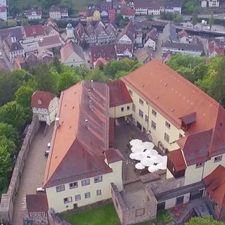 Das Schloss Neuenbürg aus der Luft