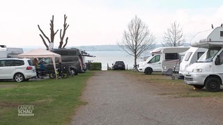 Campingplatz mit Wohnmobilen und Blick auf den Bodensee