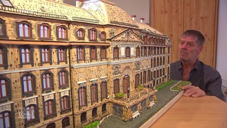 Manfred Pulina mit seinem Streichholz-Schloss