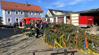 Freiwillige Feuerwehr schmückt den Maibaum in Aalen-Ebnat.