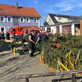 Freiwillige Feuerwehr schmückt den Maibaum in Aalen-Ebnat.