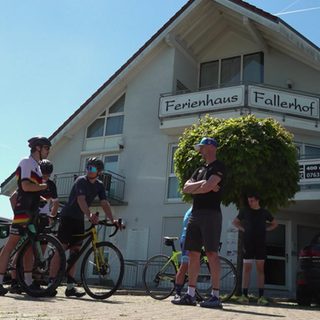Triathleten stehen vor dem Ferienhaus Fallerhof