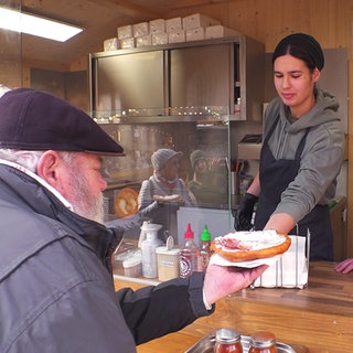 Langos Michl in seinem Stand auf dem Pforzheimer Weihnachtsmarkt
