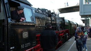 Die historische Dampflokomotive Feuriger Elias steht am Bahnhof.