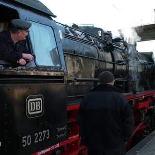 Die historische Dampflokomotive Feuriger Elias steht am Bahnhof.