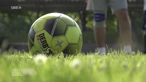 Fußball auf Rasen