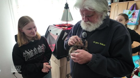 Jürgen Völker mit einem jungen Fuchs