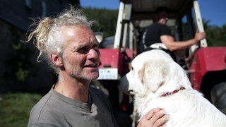 Holger Albrecht bildet auf dem Windberghof im Schwarzwald einen Hund zum Herdenschutzhund aus
