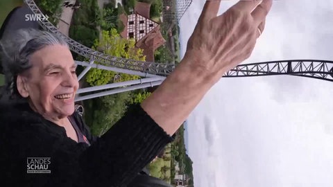 Eine ältere Frau auf der Achterbahn