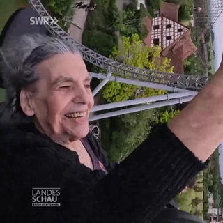 Eine ältere Frau auf der Achterbahn