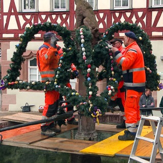 Ein Osterbrunnen in Külsheim wird geschmückt.
