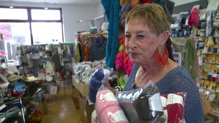 Manuela Weikum in ihrem Handarbeitsladen