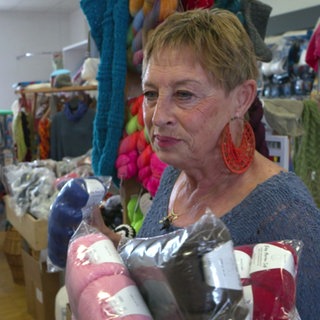Manuela Weikum in ihrem Handarbeitsladen