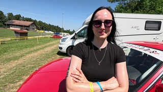 Megan steht lässig vor ihrem 5er BMW