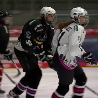 Eishochey Spielerinnen in Ausrüstung