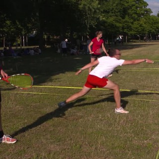 Vier Personen beim Crossminton Spielen