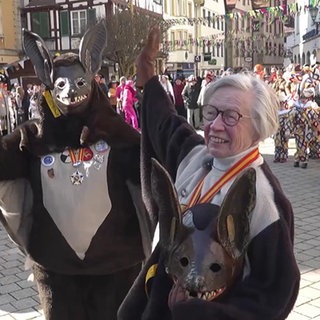 86-Jährige Anni Dreher beim Fasnachtsumzug mit einem Narren