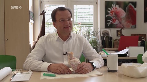 Zoo Doc mit einem Kakadu