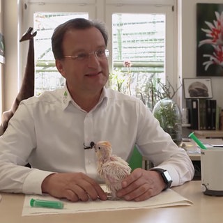 Zoo Doc mit einem Kakadu