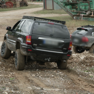 Geländewagen im Steinbruch