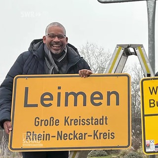 Männer mit Ortsschildern in der Hand